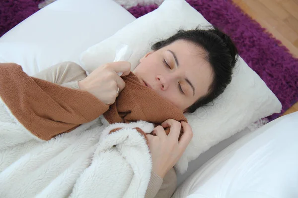 Mujer enferma joven acostada en la cama — Foto de Stock