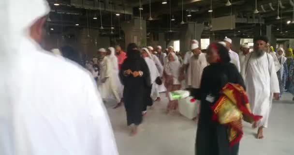 Mekka, Saúdská Arábie, v září 2016 - muslimských poutníků z celého světa se sešly Umrah anebo Hajj na mešity v Mekce. — Stock video