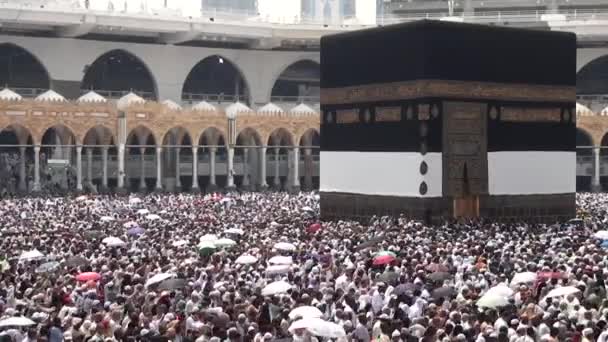MECCA, SAUDI ARABIA, setembro de 2016 - Peregrinos muçulmanos de todo o mundo se reuniram para realizar Umrah ou Hajj na Mesquita Haram em Meca . — Vídeo de Stock