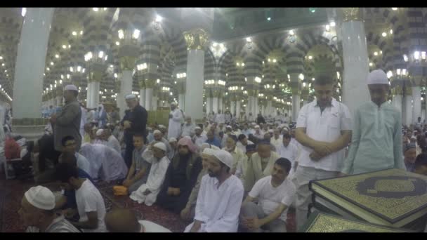 MECCA, ARABIA SAUDITA, septiembre de 2016 - peregrinos musulmanes de todo el mundo se reunieron para realizar Umrah o Hajj en la Mezquita Haram en La Meca . — Vídeos de Stock
