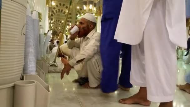 MECCA, SAUDI ARABIA, September 2016 - Muslim pilgrims from all over the world gathered to perform Umrah or Hajj at the Haram Mosque in Mecca. — Stock Video