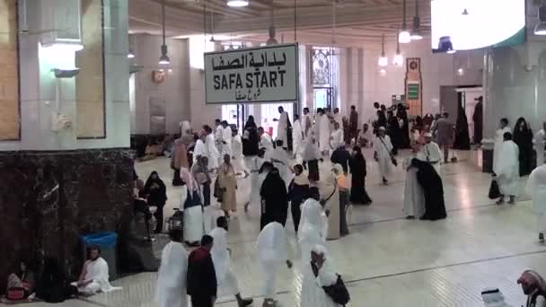 Mekka, Arabia Saudyjska, września 2016 - muzułmańskich pielgrzymów z całego świata do wykonywania Umrah lub Hajj Haram meczecie w Mekce. — Wideo stockowe