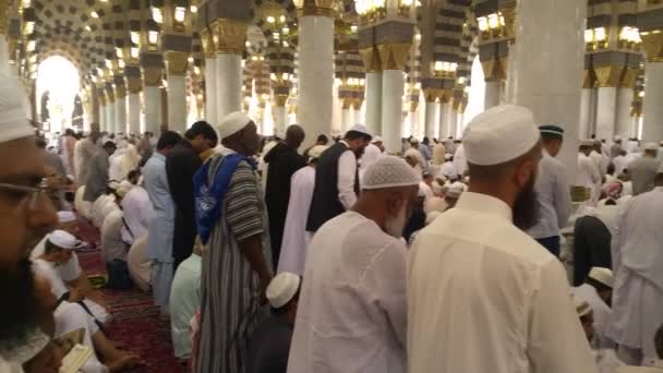 Mekka, Saudiarabien, September 2016 - muslimska pilgrimer från hela världen samlades för att utföra Umrah eller Hajj i Haram-moskén i Mekka. — Stockvideo