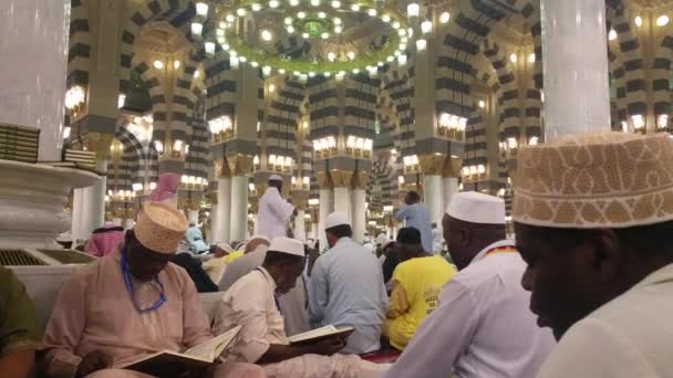 MECCA, ARABIA SAUDITA, septiembre de 2016 - peregrinos musulmanes de todo el mundo se reunieron para realizar Umrah o Hajj en la Mezquita Haram en La Meca . — Vídeos de Stock