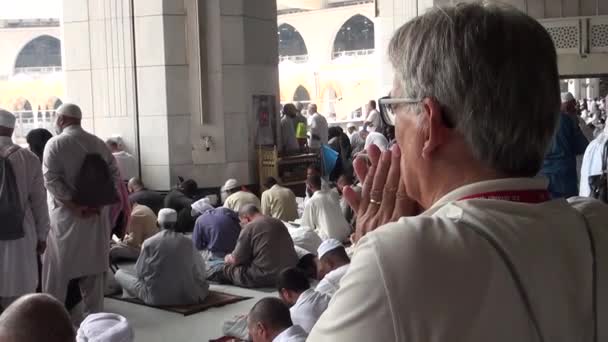 MECCA, SAUDI ARABIA, september 2016 - Muslimske pilegrimer fra hele verden samlet for å utføre Umrah eller Hajj på Haram-moskeen i Mekka . – stockvideo