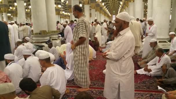 MECCA, SAUDI ARABIA, setembro de 2016 - Peregrinos muçulmanos de todo o mundo se reuniram para realizar Umrah ou Hajj na Mesquita Haram em Meca . — Vídeo de Stock