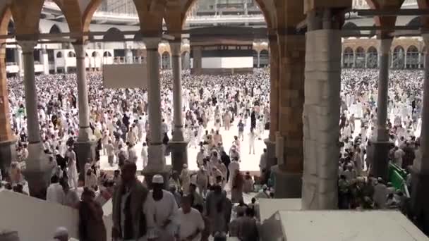 沙特阿拉伯的麦加，2016 年 9 月-来自世界各地的穆斯林朝圣者聚集在麦加履行副朝或在圣地清真寺朝觐. — 图库视频影像