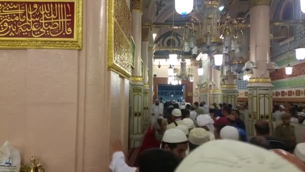 Mekka, Saudiarabien, September 2016 - muslimska pilgrimer från hela världen samlades för att utföra Umrah eller Hajj i Haram-moskén i Mekka. — Stockvideo