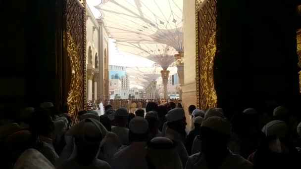 Mekka, saudi-arabien, September 2016 - muslimische Pilger aus aller Welt versammelten sich, um in der Haram-Moschee in Mekka eine Umrah oder Hadsch durchzuführen.. — Stockvideo