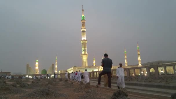 Mekka, Saudiarabien, September 2016 - muslimska pilgrimer från hela världen samlades för att utföra Umrah eller Hajj i Haram-moskén i Mekka. — Stockvideo