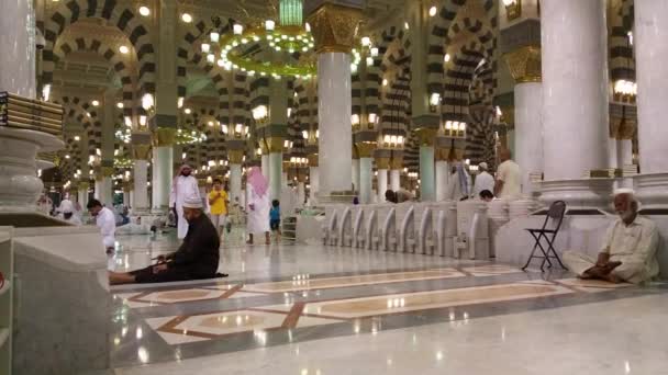 MECCA, SAUDI ARABIA, septembrie 2016 - pelerini musulmani din întreaga lume s-au adunat pentru a interpreta Umrah sau Hajj la Moscheea Haram din Mecca . — Videoclip de stoc