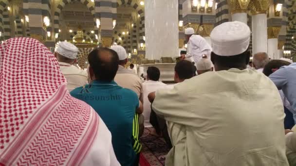 MECCA, ARABIA SAUDITA, septiembre de 2016 - peregrinos musulmanes de todo el mundo se reunieron para realizar Umrah o Hajj en la Mezquita Haram en La Meca . — Vídeo de stock