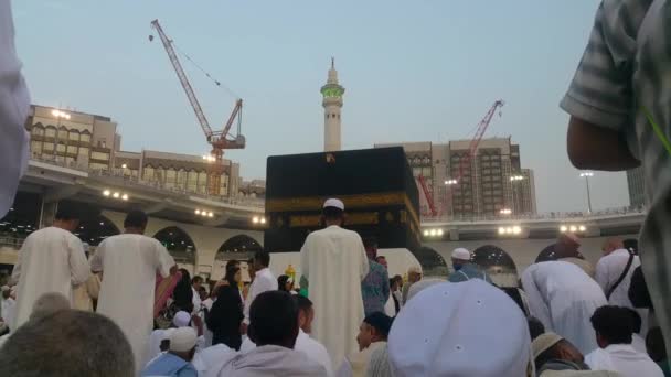 MECCA, SAUDI ARABIA, September 2016 - Muslim pilgrims from all over the world gathered to perform Umrah or Hajj at the Haram Mosque in Mecca. — Stock Video