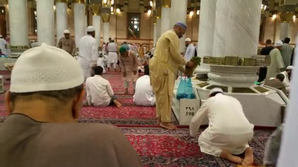 Mekka, Saudiarabien, September 2016 - muslimska pilgrimer från hela världen samlades för att utföra Umrah eller Hajj i Haram-moskén i Mekka. — Stockvideo