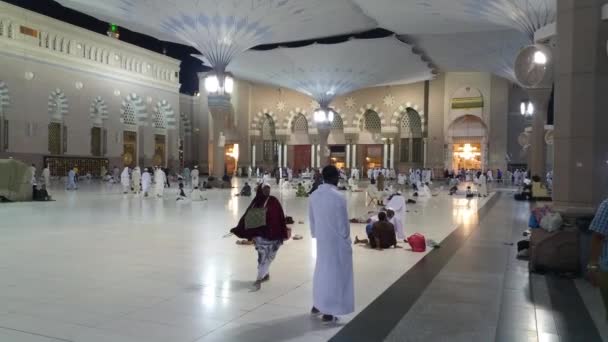 MECCA, SAUDI ARABIA, settembre 2016 - Pellegrini musulmani provenienti da tutto il mondo si sono riuniti per esibirsi Umrah o Hajj alla moschea Haram alla Mecca . — Video Stock