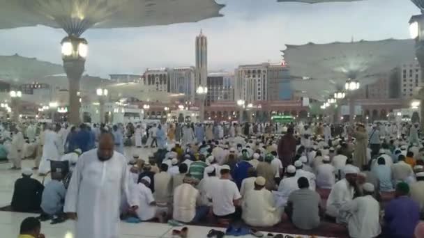 Mekka, Saudiarabien, September 2016 - muslimska pilgrimer från hela världen samlades för att utföra Umrah eller Hajj i Haram-moskén i Mekka. — Stockvideo