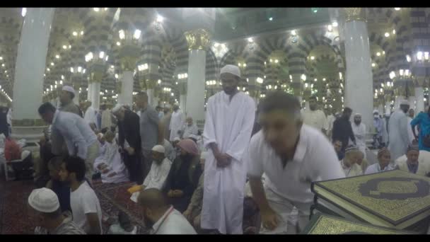 Mekka, Saudiarabien, September 2016 - muslimska pilgrimer från hela världen samlades för att utföra Umrah eller Hajj i Haram-moskén i Mekka. — Stockvideo