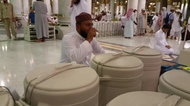 MECCA, SAUDI ARABIA, September 2016 - Muslim pilgrims from all over the world gathered to perform Umrah or Hajj at the Haram Mosque in Mecca. — Stock Video