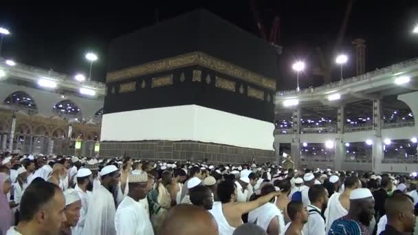 MECCA, SAUDI ARABIA, setembro de 2016 - Peregrinos muçulmanos de todo o mundo se reuniram para realizar Umrah ou Hajj na Mesquita Haram em Meca . — Vídeo de Stock