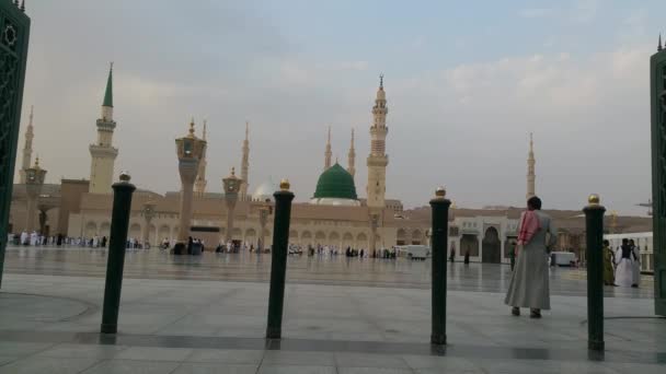 MECCA, ARABIA SAUDITA, septiembre de 2016 - peregrinos musulmanes de todo el mundo se reunieron para realizar Umrah o Hajj en la Mezquita Haram en La Meca . — Vídeo de stock