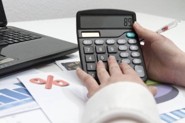 Genç işkadını finansal belgeler hesaplama