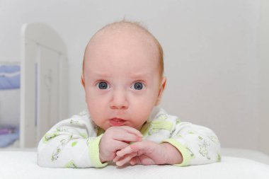 İki aylık yeni doğan erkek bebek zevk