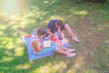 Aşık mutlu çift, parkta dinleniyor ve günün tadını çıkarıyor.