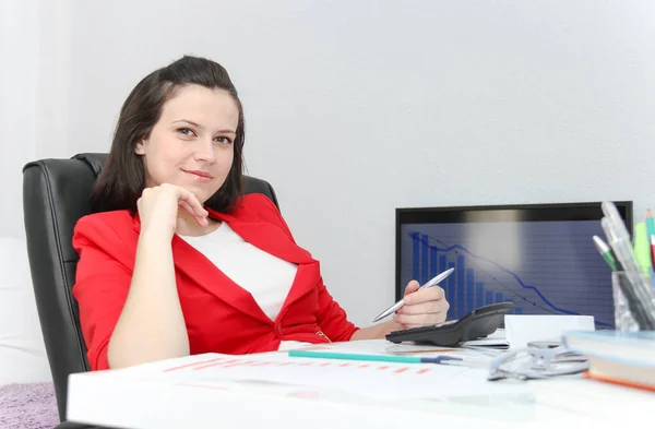 Mujer de negocios bonita analizando gráficos de inversión con calculato —  Fotos de Stock