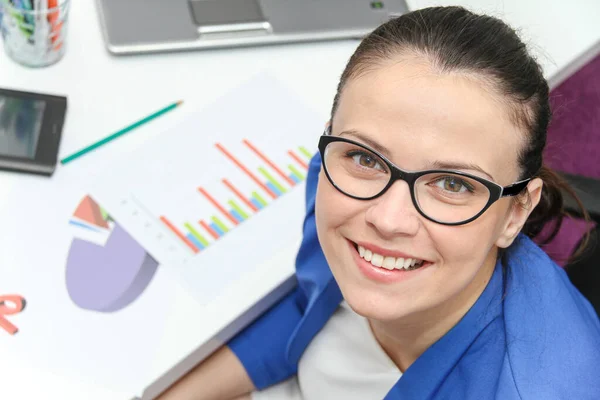 Heureuse femme d'affaires, Vue de dessus de belle jeune femme d'affaires h — Photo