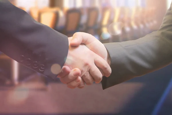 ビジネスとオフィスのコンセプト-ビジネスマンが握手をし — ストック写真