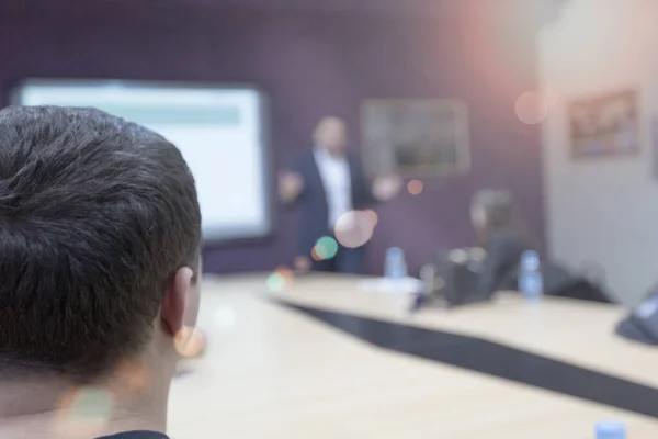 Bizneswoman jako liderka przemawiająca na konferencji. Widownia na — Zdjęcie stockowe