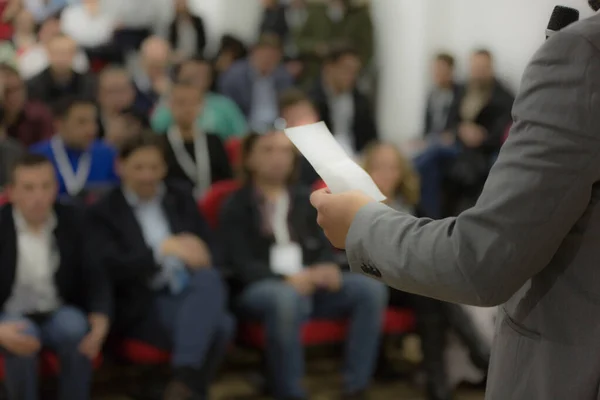 Uomo d'affari nell'auditorium, Sala Conferenze, inizio con successo — Foto Stock