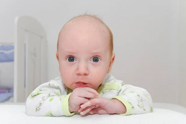 Bebé recién nacido de dos meses disfrutando —  Fotos de Stock