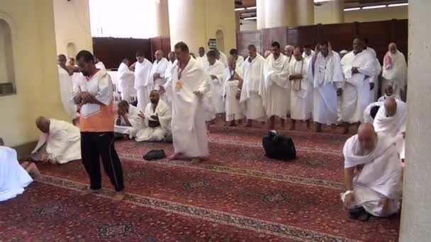 MECCA, SAUDI ARABIA, setembro de 2016 - Peregrinos muçulmanos de todo o mundo se reuniram para realizar Umrah ou Hajj na Mesquita Haram em Meca . — Vídeo de Stock