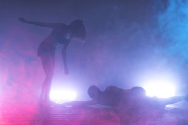 Genç modern dansçılar stüdyoda dans ediyor. Spor, dans ve şehir kültürü konsepti. Bir grup genç dansçı sahnede gösteri yapıyor. Etkili performans. Güzel dans..