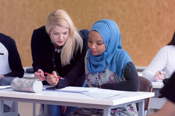 Vrouwelijke architectuurdocent aan het werk. Vrouwelijke professor uit te leggen ar — Stockfoto