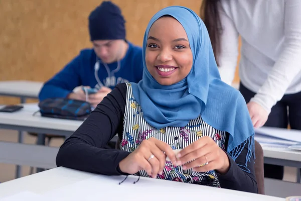 Schöne muslimische afrikanisch-amerikanische Architekturstudentin lo — Stockfoto