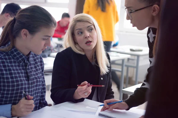 Profesora de Arquitectura en el trabajo. Profesora mujer explicar ar —  Fotos de Stock