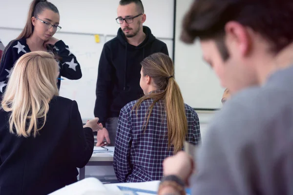 Női építésztanár a munkahelyén. Női professzor magyarázza el ar — Stock Fotó