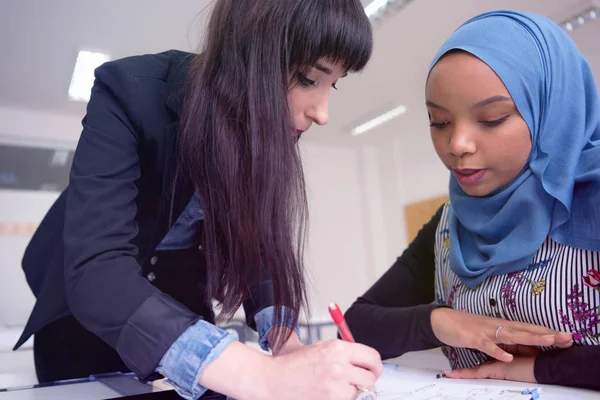 Vrouwelijke architectuurdocent aan het werk. Vrouwelijke professor uit te leggen ar — Stockfoto