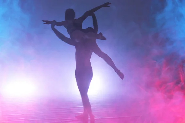 Jóvenes Bailarines Modernos Bailando Estudio Concepto Deporte Danza Cultura Urbana —  Fotos de Stock
