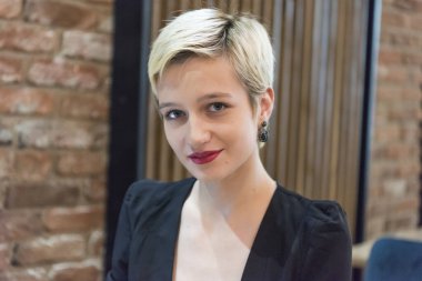 Teknolojiyle bağlantısı olan genç bir iş kadını.