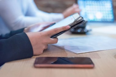 Bir grup genç iş adamı beyin fırtınası yapıyor ve tartışıyorlar.