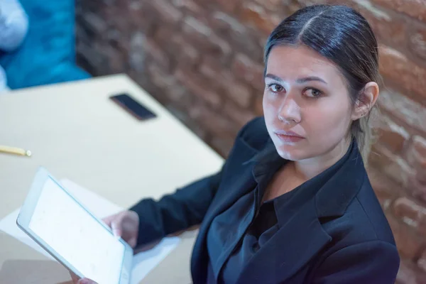 Mujer joven empresaria que trabaja conectada con la tecnología —  Fotos de Stock