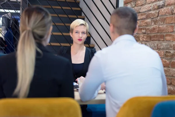 Gruppen av unga affärsmän brainstorming och diskutera bu — Stockfoto