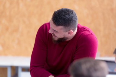 Erkek üniversite mimarlık öğrencisi alıştırma dersleri alıyor.