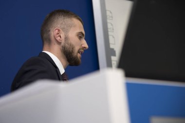 İş Konferansındaki Genç İşadamı Halk Sunumunda