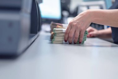 Banka çalışanları banka kasasında para sayıyor ve sıralıyor. Lar