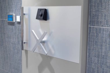 Güvenli kasa şifresi olan gümüş bir banka kasası. Koruyun.