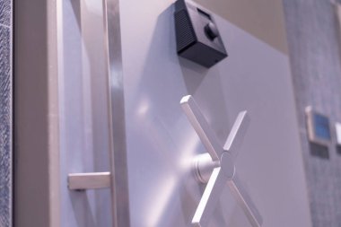 Güvenli kasa şifresi olan gümüş bir banka kasası. Koruyun.